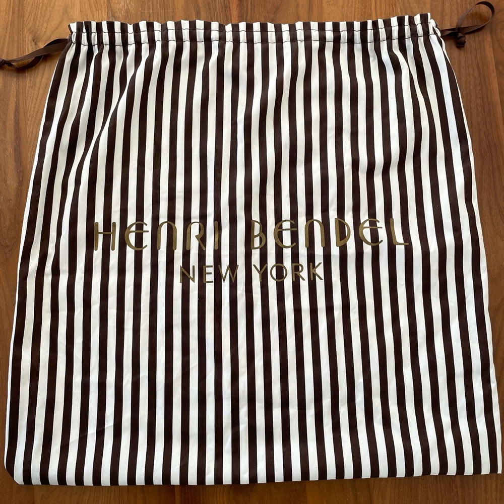Like New Henri Bendel Dust Cover 22”x23” with drawstring